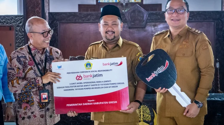 Bupati Gresik Serahkan Tiga Mobil CSR Bank Jatim untuk Ponpes dan GP Ansor Bawean