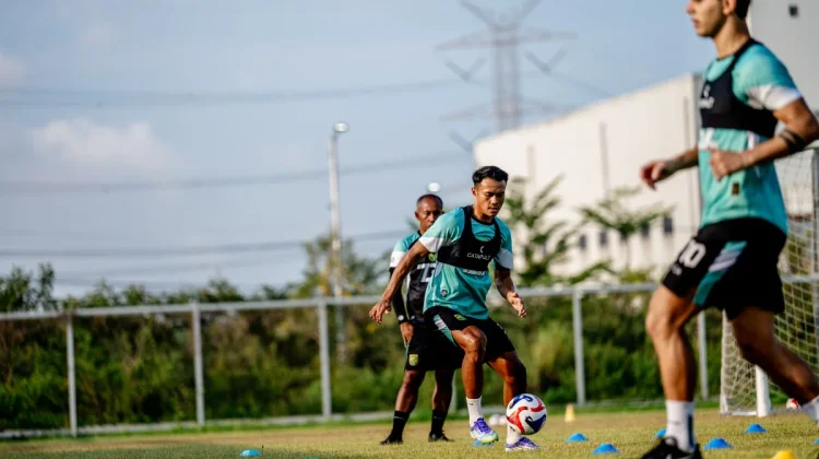 Koko Ari Siap Isi Pos Bek Kanan Persebaya Lawan Borneo