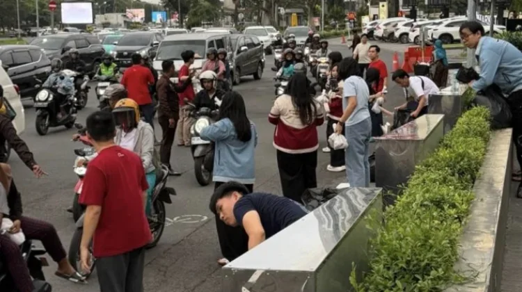 YBAI dan Mahasiswa Buddhis Surabaya Bagikan 1.000 Paket Takjil