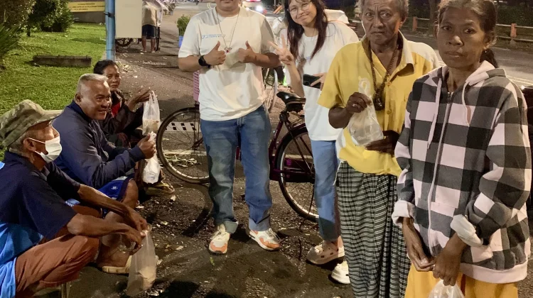 Komunitas Kreasi Pemuda tanpa Batas Bagikan 100 Paket Sahur di Surabaya