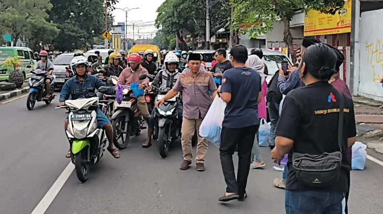PWI Sidoarjo Bagikan Ratusan Paket Takjil Ramadan