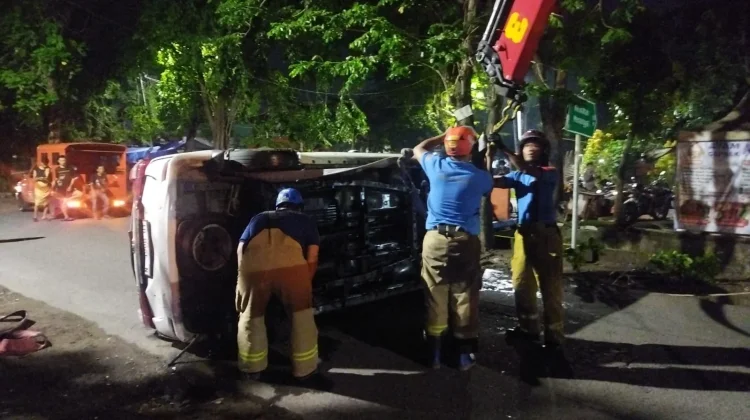 Mobil Avanza Tercebur Sungai Menanggal, Evakuasi hingga Tiga Jam