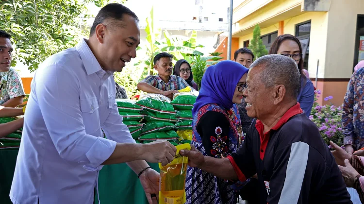 Wali Kota Eri Kembali Bagikan Paket Sembako di Balai RW 5 Lempung Surabaya