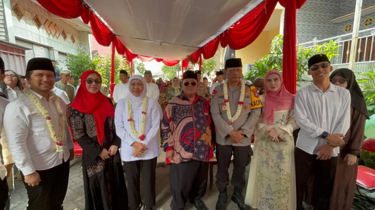 Khofifah dan Emil Kompak Berbagi Sembako kepada Warga Surabaya Utara