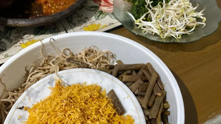 Urap-Urap: Harmoni Sayur Mayur dan Gurihnya Kelapa