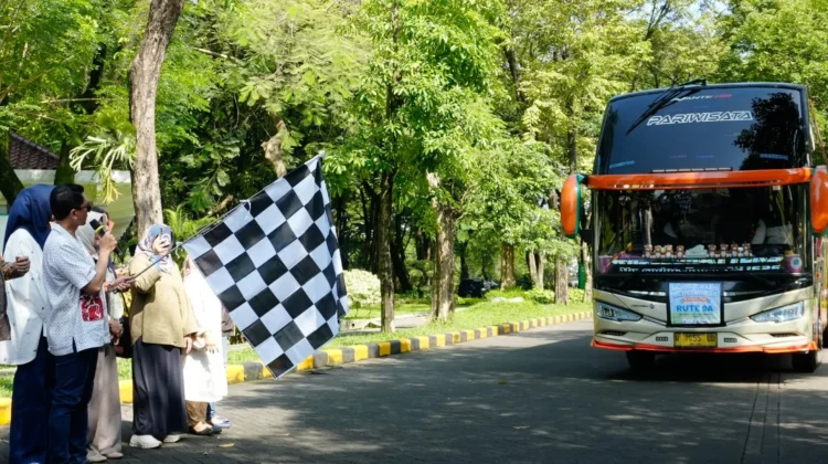 Mudik Gratis, Rektor ITS Berangkatkan 27 Armada Bus