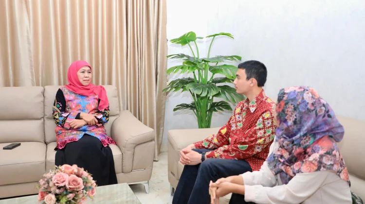 Khofifah Sambut Kepulangan Dua Mahasiswa Jatim yang Dievakuasi dari Iran