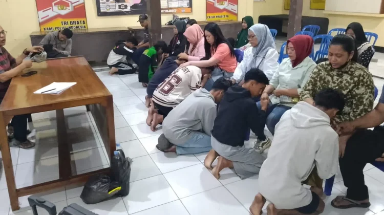 Belasan Remaja Pelaku Perang Sarung Mojokerto Dijemput Orang Tua