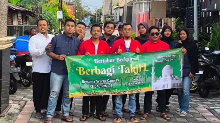 Warga Rungkut Surabaya Bagikan Ratusan Takjil kepada Pengendara
