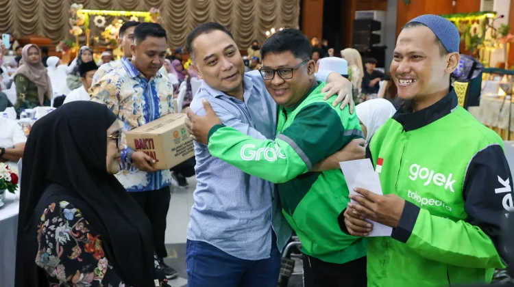 Jelang Lebaran, Walikota Eri Cahyadi Bagikan Santunan Kepada Anak Yatim dan Ojol