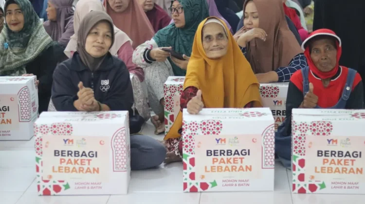 Yatim Mandiri dan PLN Peduli Bagikan Parcel Lebaran untuk Lansia dan Dhuafa