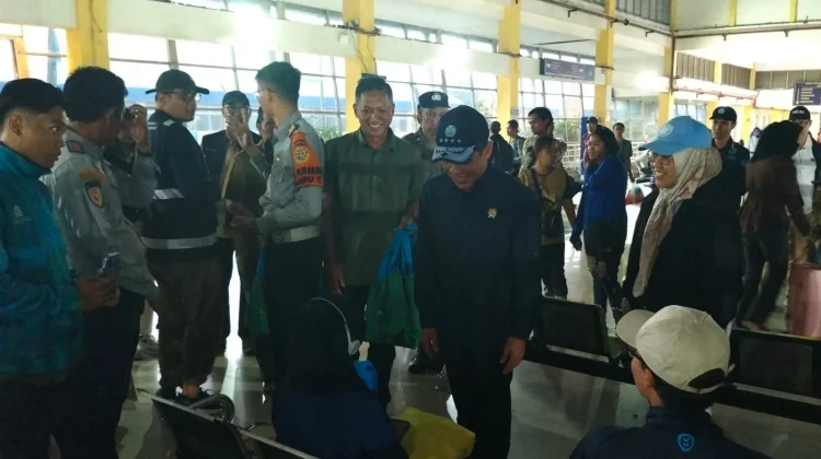 Menteri Lingkungan Hidup Tinjau Kebersihan Terminal Purabaya Jelang Mudik