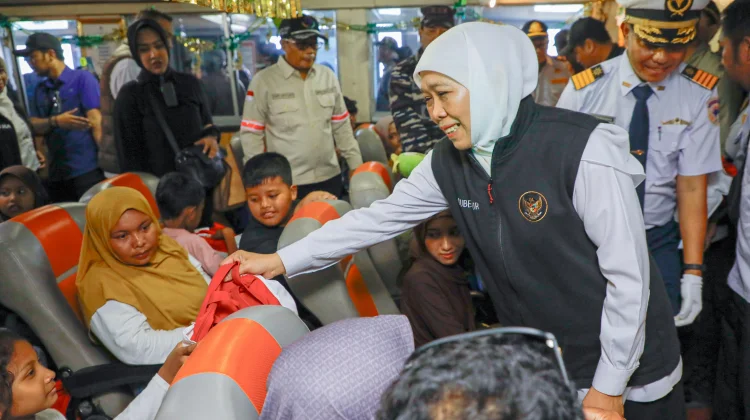 Gubernur Khofifah Berangkatkan 3000 Peserta Mudik-Balik Gratis Kapal Laut