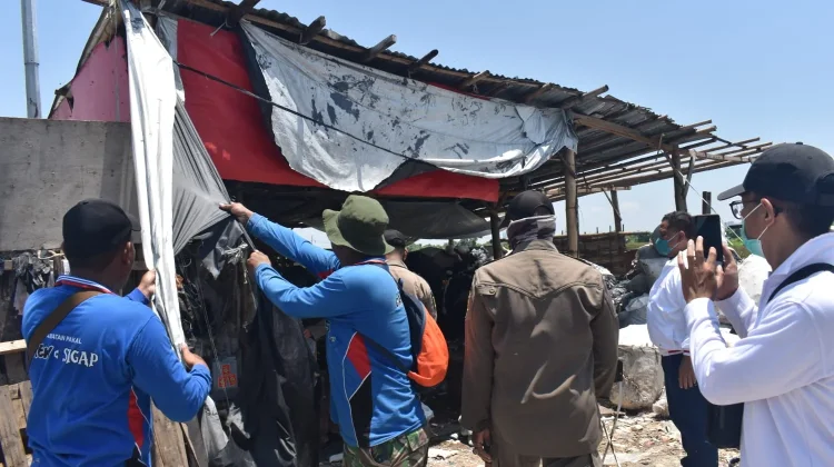 Pemkot Surabaya Tertibkan Puluhan Gudang Sampah Ilegal di Kawasan TPA Benowo