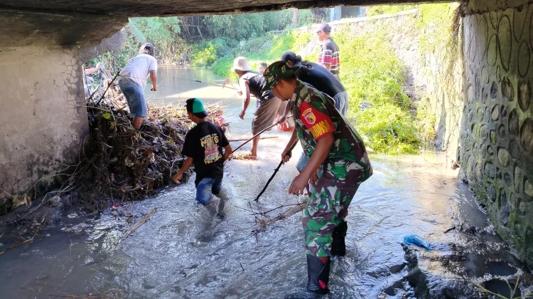 TNI dan Warga Kompak Bersihkan Sungai Cegah Banjir