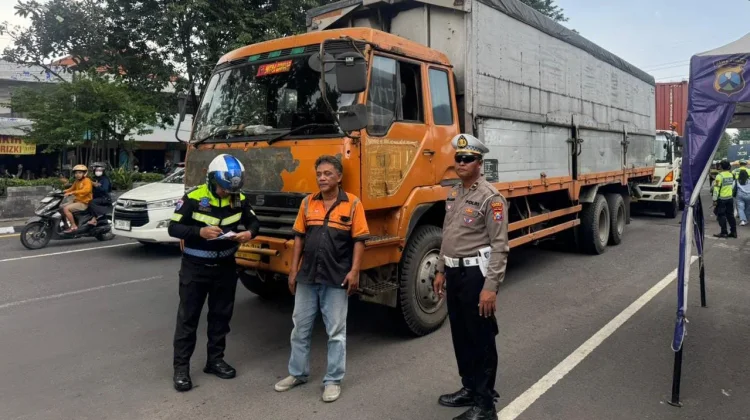 Satlantas Sidoarjo Tegur Sopir Truk Langgar Pembatasan Mudik