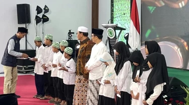 MUI Jatim Gandeng LMI Salurkan Santunan untuk 2026 Anak Yatim dan Dhuafa