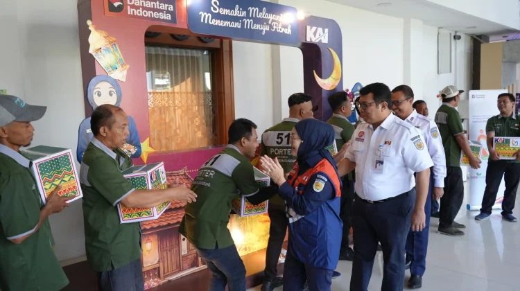 Wujud Kepedulian, KAI Daop 8 Surabaya Salurkan 204 Paket Sembako untuk Porter