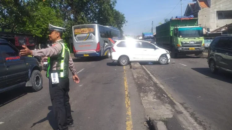 Tabrakan Beruntun Tiga Kendaraan, Lalin Sempat Lumpuh