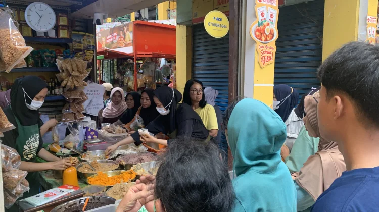 Pasar Soponyono Rungkut tetap Ramai Pembeli meski Harga Naik