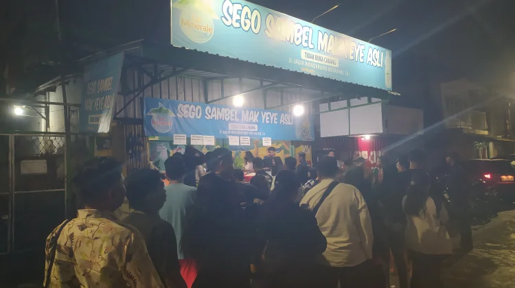 Warung Legendaris Mak Yeye Tetap Bertahan