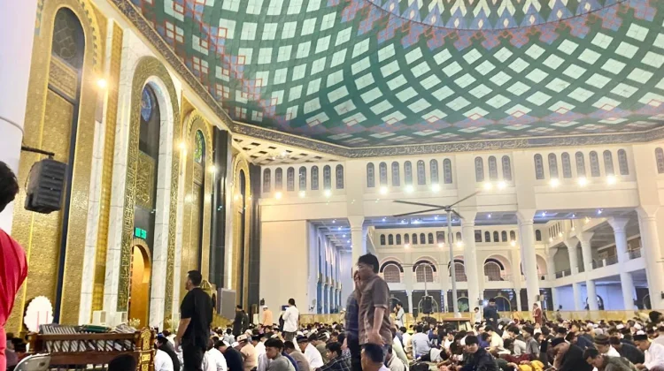 Masjid Al-Akbar Surabaya: Lautan Air Mata di Malam 29 Ramadan