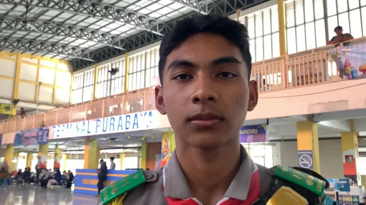 Pramuka Binaan Polisi Bantu Pemudik di Bungurasih