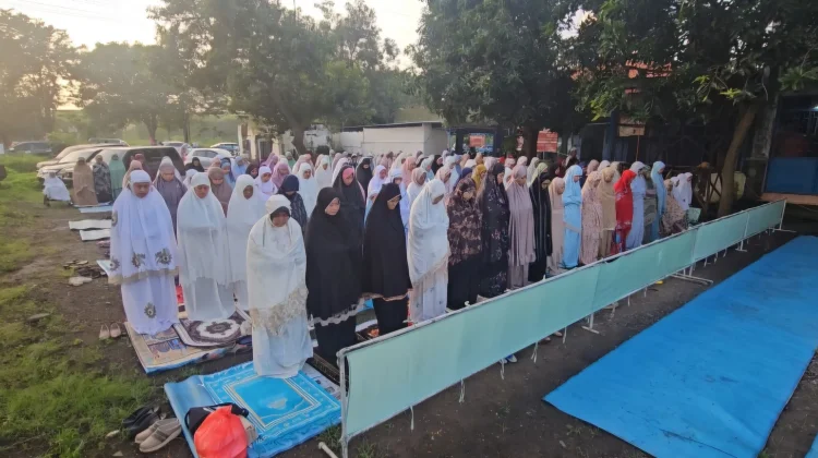 Ratusan Penyintas Lapindo Salat Id di Tanggul Porong