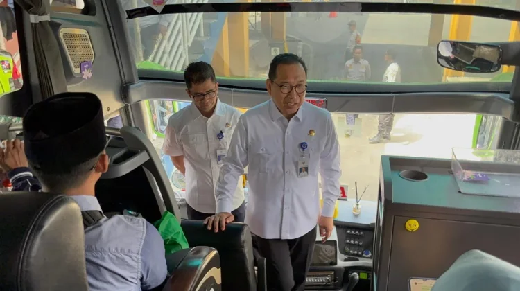 Cegah Laka, Petugas Lakukan Ramcek sebelum Bus Beroperasi