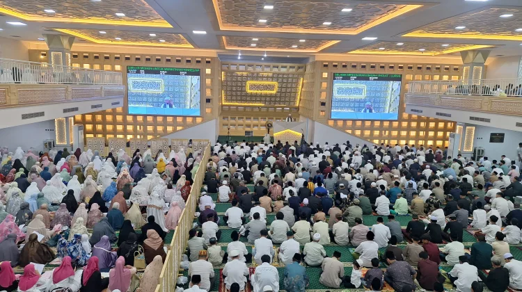 Ribuan Jemaah Salat Id di Islamic Center Surabaya