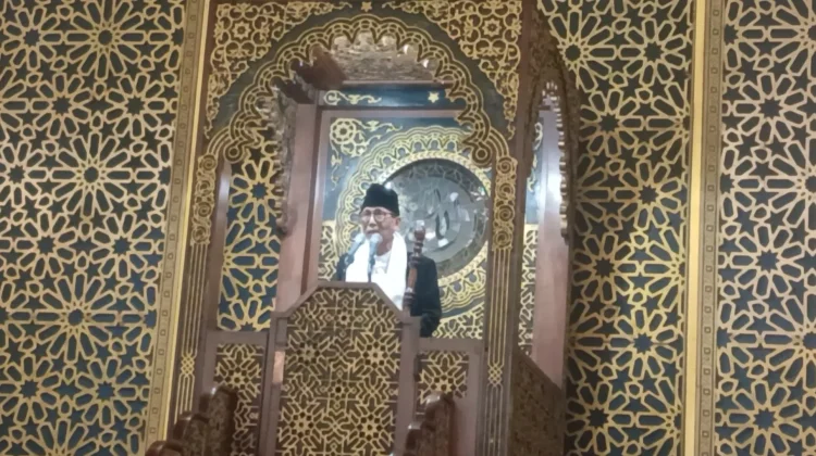 Khatib Masjid Al Akbar Ajak Umat Perbarui Diri di Idul Fitri