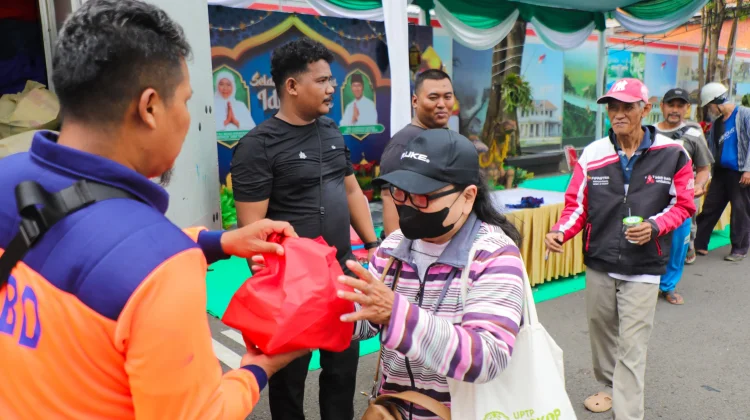 Hadiri Open House di Grahadi, Masyarakat Terima Sembako Gratis
