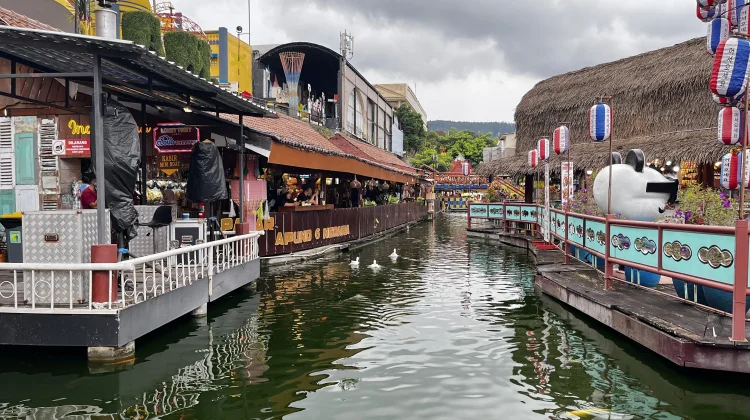 Serunya Libur Lebaran di Pasar Apung Museum Angkut Batu