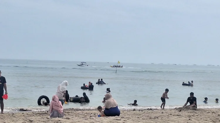 Momentum Lebaran, Wisatawan Padati Pantai Delegan Gresik
