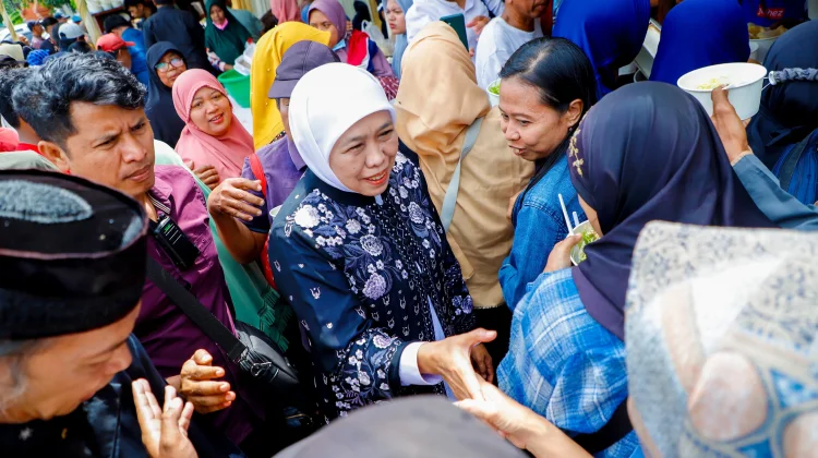 Warga Antusias Silaturahin dengan Gubernur Khofifah di Kediaman