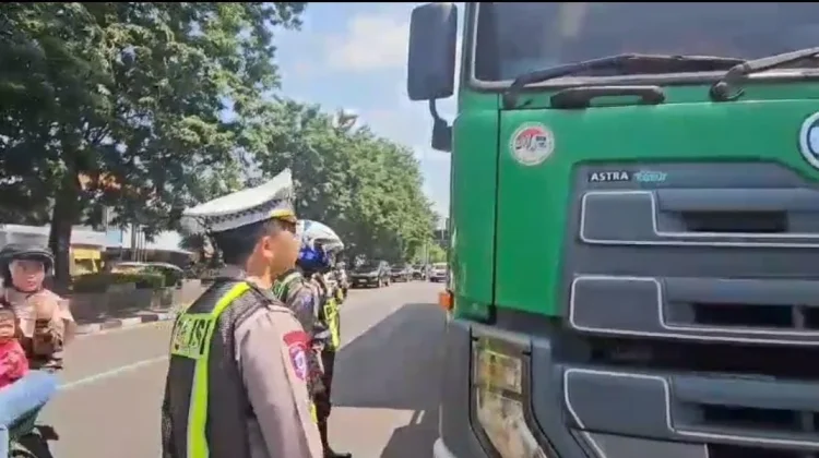 Polisi Tertibkan Truk Bandel Saat Arus Balik
