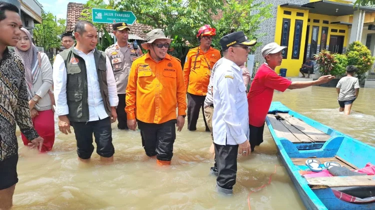 Kalaksa BPBD Jatim Tinjau Banjir dan Kirim Bantuan di Pasuruan