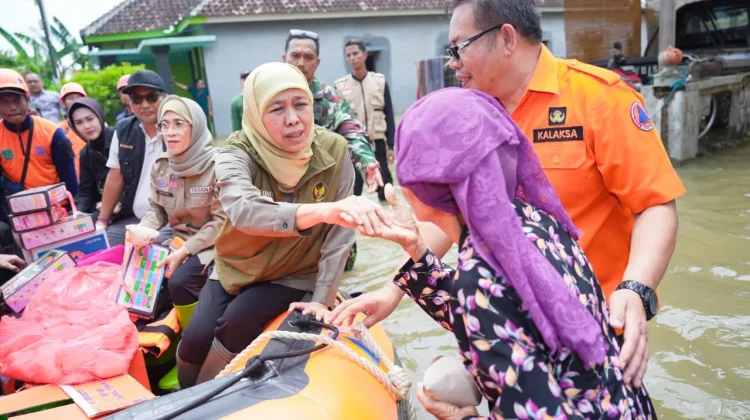 Khofifah Gercep Tangani Banjir di Pasuruan serta Pastikan Keselamatan Warga