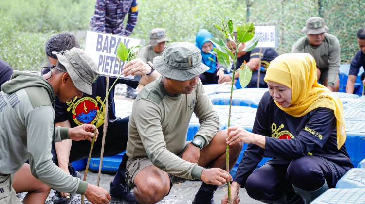 Bersama TNI, Khofifah Gelar Bersih Pantai