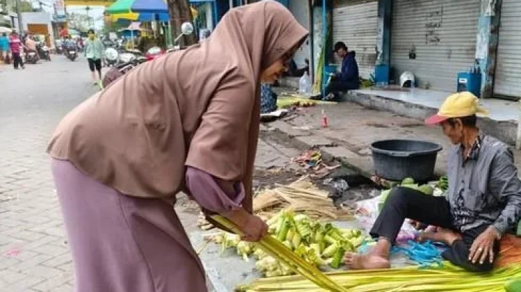 Pedagang Ketupat Porong Keluhkan Omzet Lebaran Menurun Tajam