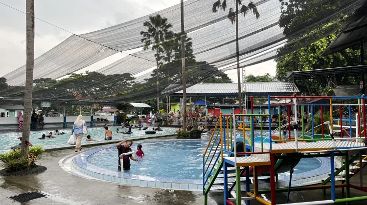 Kolam Renang Telogo Sewu Ramai Pengunjung saat Libur