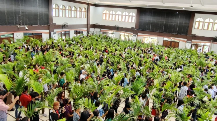 Umat Katolik Surabaya Khidmat Rayakan Perayaan Minggu Palma