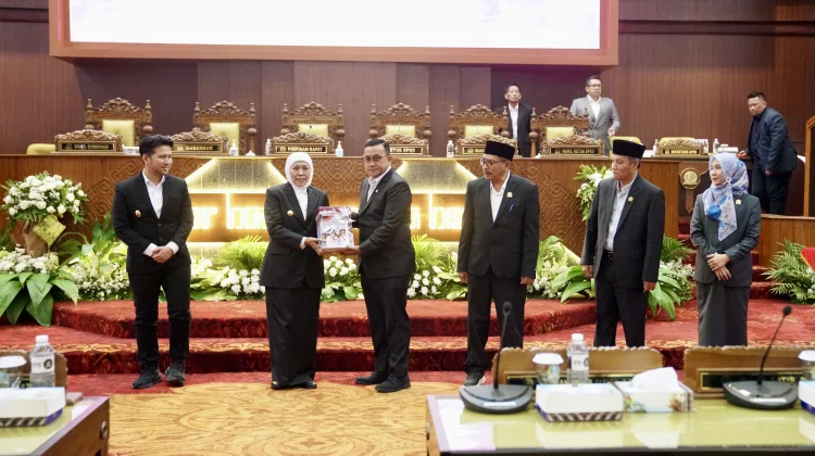 Gubernur Khofifah Sampaikan LKPJ TA 2025 dalam Rapat Paripurna DPRD