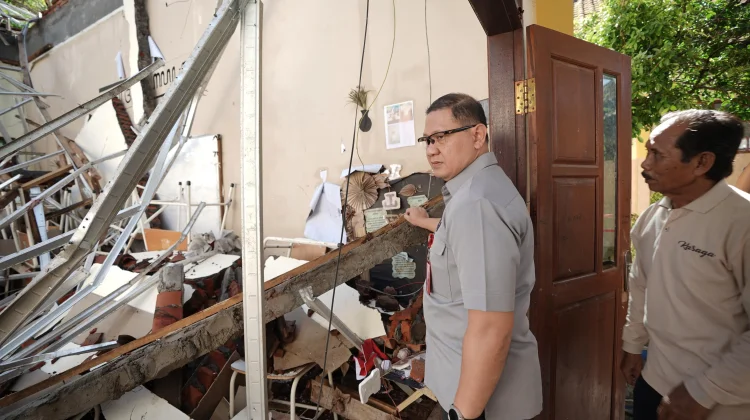 Atap Tiga Kelas SMKN Ampelgading Ambruk, Dinas Bertindak Cepat