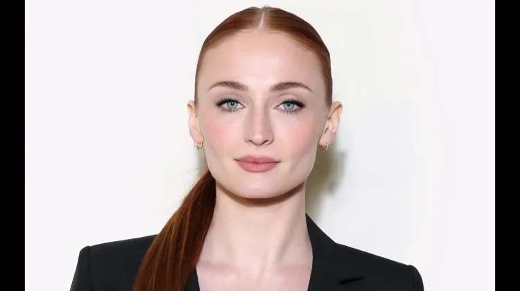 Sophie Turner Cedera, Syuting Serial Tomb Raider Terhenti