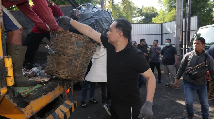 Walikota Surabaya Turun Tangan Bersihkan TPS Simpang Dukuh