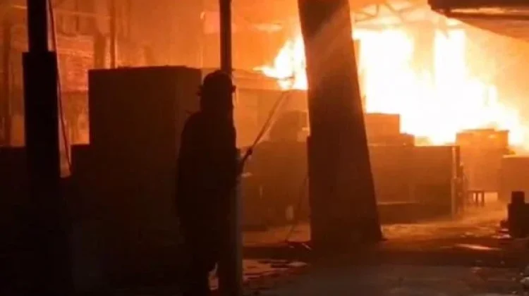 Gudang Kayu Sidoarjo Terbakar, Lima Unit Damkar Diterjunkan