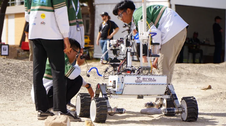Uji Rover Eksplorasi Bulan, Tim ITS Raih Best Rookie di Australia