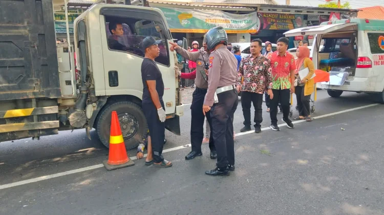 Pemotor Tewas Terseret Truk usai Tabrakan Beruntun di Sidoarjo