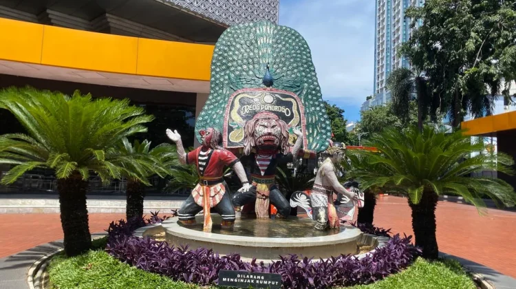 Menilik Fungsi Patung Reog Ponorogo di Plaza Surabaya